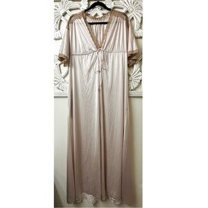 ✨Rare✨ Vintage Vanity Fair Robe with Lace Trim, Buttons and Pockets • Size 38